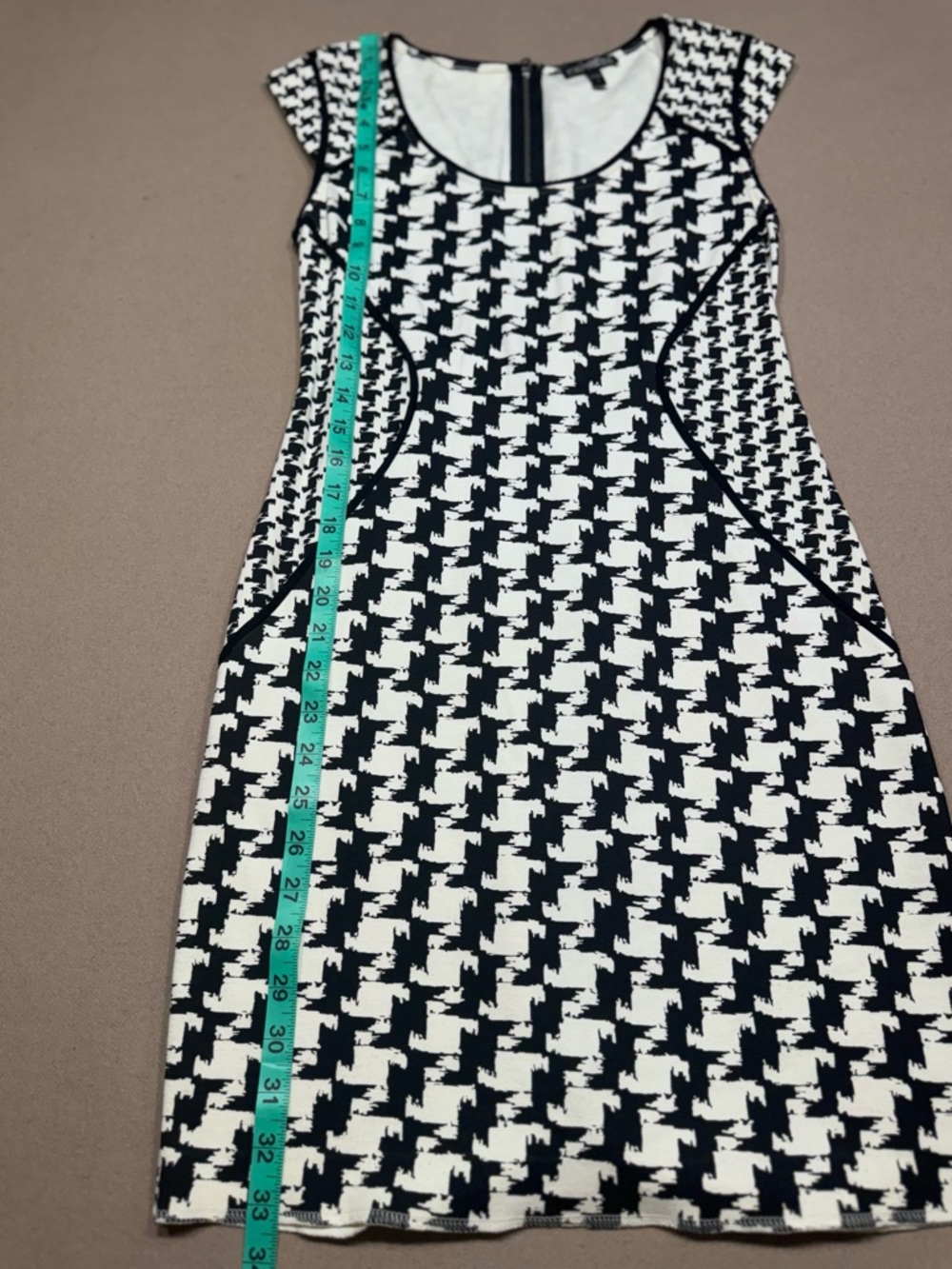 Express Black and White Houndstooth Bodycon Dress - Picture 5 of 6